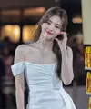 Han So Hee tampil begitu memesona dipulas makeup flawless. Wajahnya begitu glowing dengan rona pink yang segar dan sehat. [@kangyewon/@hastation/@hansohee4ever).