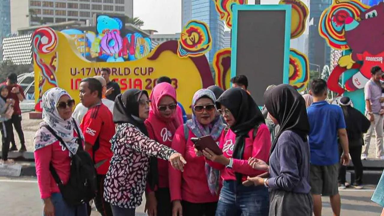 Aksi injak dilakukan oleh masyarakat yang melakukan olahraga selama CFD di sekitaran Bundaran HI, Jakarta.