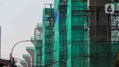 Pekerja menyelesaikan pembangunan proyek LRT Jakarta Fase 1B di kawasan Manggarai, Jakarta, Selasa (16/7/2024). (Liputan6.com/Herman Zakharia)