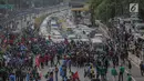 Massa mahasiswa memblokade Tol Dalam Kota saat berunjuk rasa di depan Gedung DPR/ MPR RI, Jakarta, Selasa (24/9/2019). Unjuk rasa menuntut penolakan atas pengesahan sejumlah RUU kontroversial tersebut diwarnai aksi bakar sejumlah kardus di tol dalam kota. (Liputan6.com/Faizal Fanani)