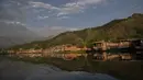 Pemandangan deretan rumah terapung yang berada di Danau Dal, Srinagar, Kashmir, India, Rabu (22/7/2020). Danau Dal terkenal dengan airnya yang jernih dan tenang. (AP Photo/Dar Yasin)