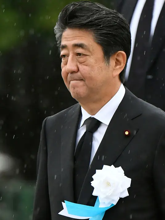 PM Jepang Shinzo Abe usai memimpin peringatan serangan bom atom di Hiroshima Peace Memorial Park, pusat kota Hiroshima, Selasa (5/8/2019). Pemerintah Jepang menggelar peringatan jatuhnya bom atom di Kota Hiroshoma 74 tahun lalu yang menandai berakhirnya Perang Dunia (PD) II. (Kyodo News via AP)