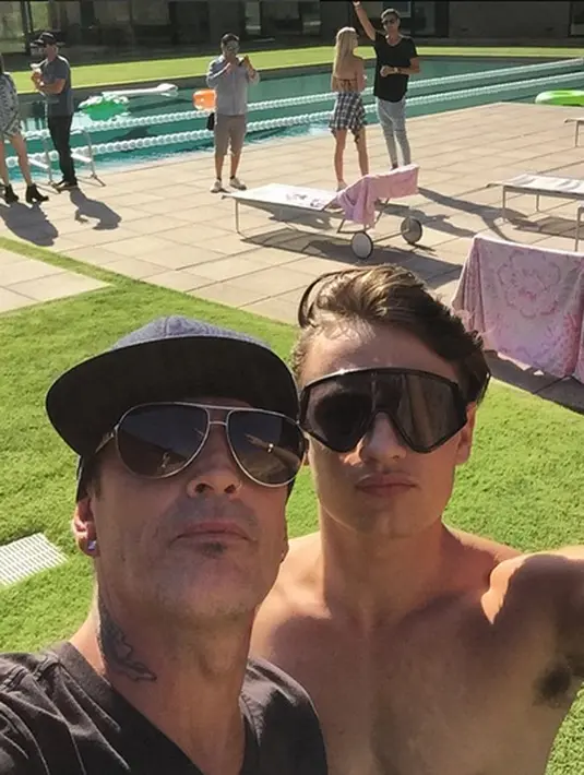 Tommy Lee (drummer band Motley Crue) dan Brandon Lee. (via instagram/@mrtommyland)