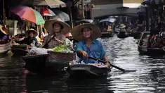 Damnoen Saduak di Thailand dikenal dengan sebutan “Venesia dari Asia”. Damnoen Saduak merupakan salah satu pasar terapung terbesar dan paling ramai di Asia Tenggara. Konon, pasar ini sudah ada sejak masa King Rama IV pada abad ke-19. (AP Photo)