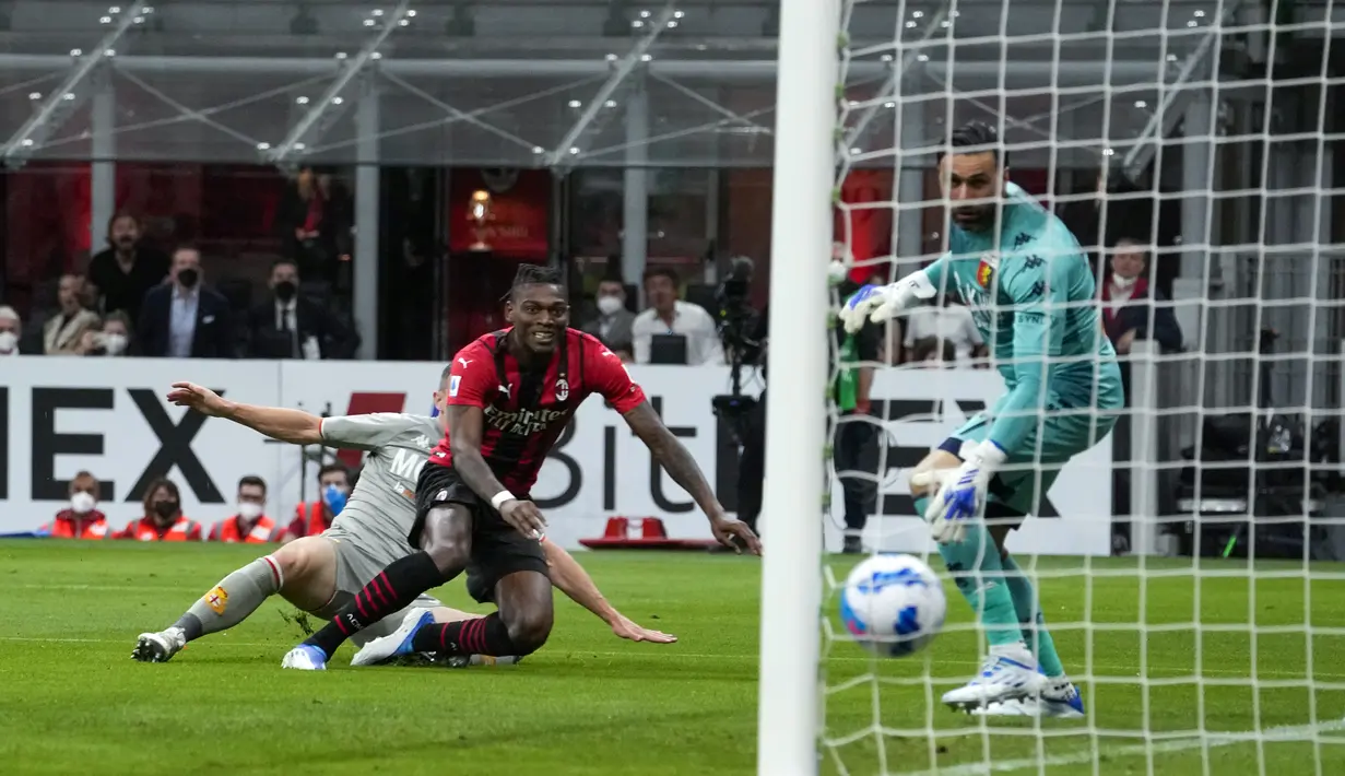 Pemain AC Milan Rafael Leao (kiri) mencetak gol ke gawang Genoa yang dijaga kiper Salvatore Sirigu (kanan) pada pertandingan Serie A di Stadion San Siro, Milan, Italia, 15 April 2022. AC Milan menang 2-0. (AP Photo/Luca Bruno)
