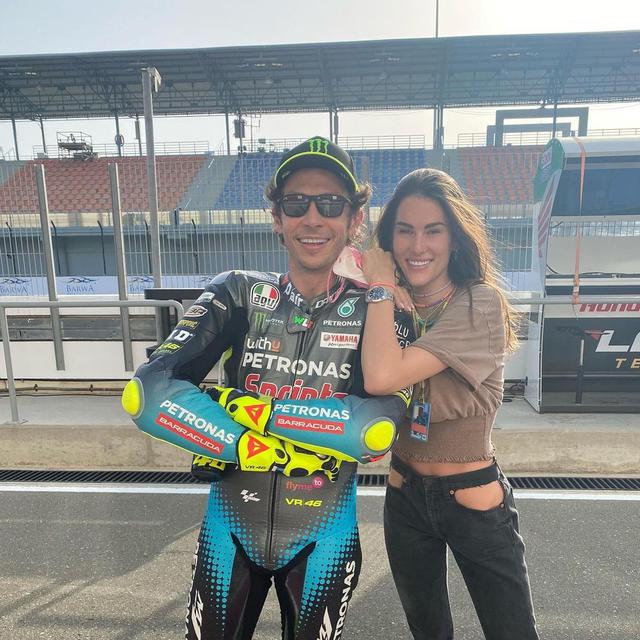 7 Potret Mesra Valentino Rossi dengan Francesca Sofia, Umumkan Kehamilan