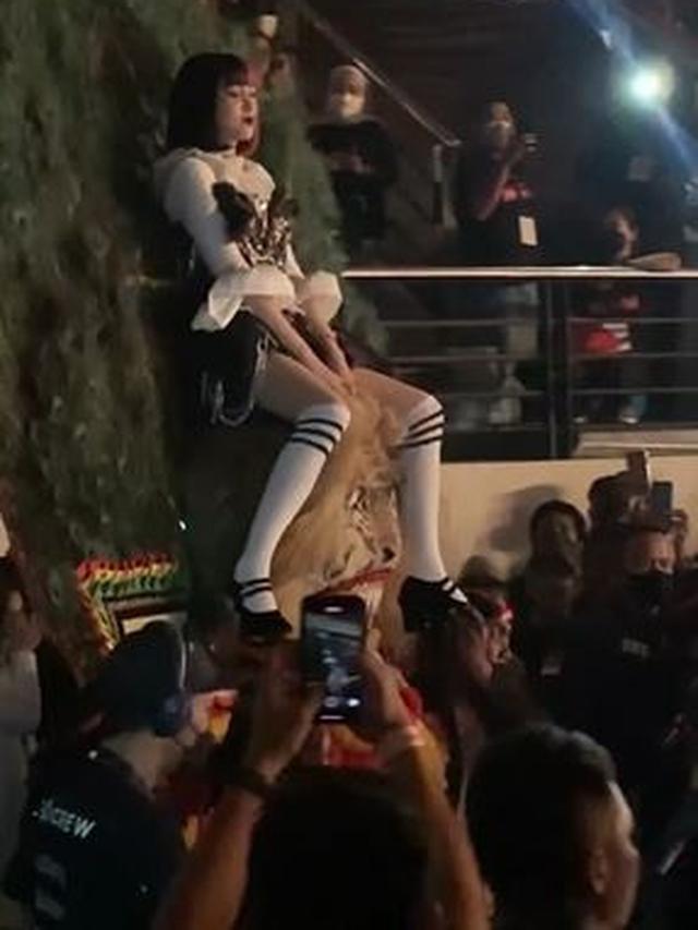 6 Momen Isyana Sarasvati Konser Naik Reog di Surabaya, Memukau Penonton