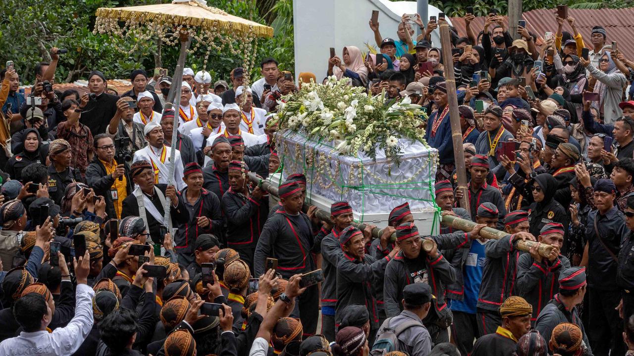 FOTO: Selamat Jalan Sang Raja: Warga Solo dan Yogyakarta Hantarkan Pakubuwono XIII