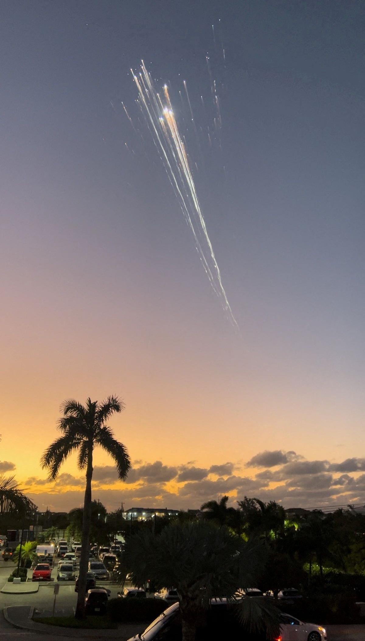 Roket SpaceX Starship Elon Musk meledak di luar angkasa