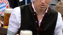 Arjen Robben menenteng segelas bir saat memperingati Oktoberfest, Jerman, Minggu (5/10/2014) (AFP PHOTO/CHRISTOF STACHE)