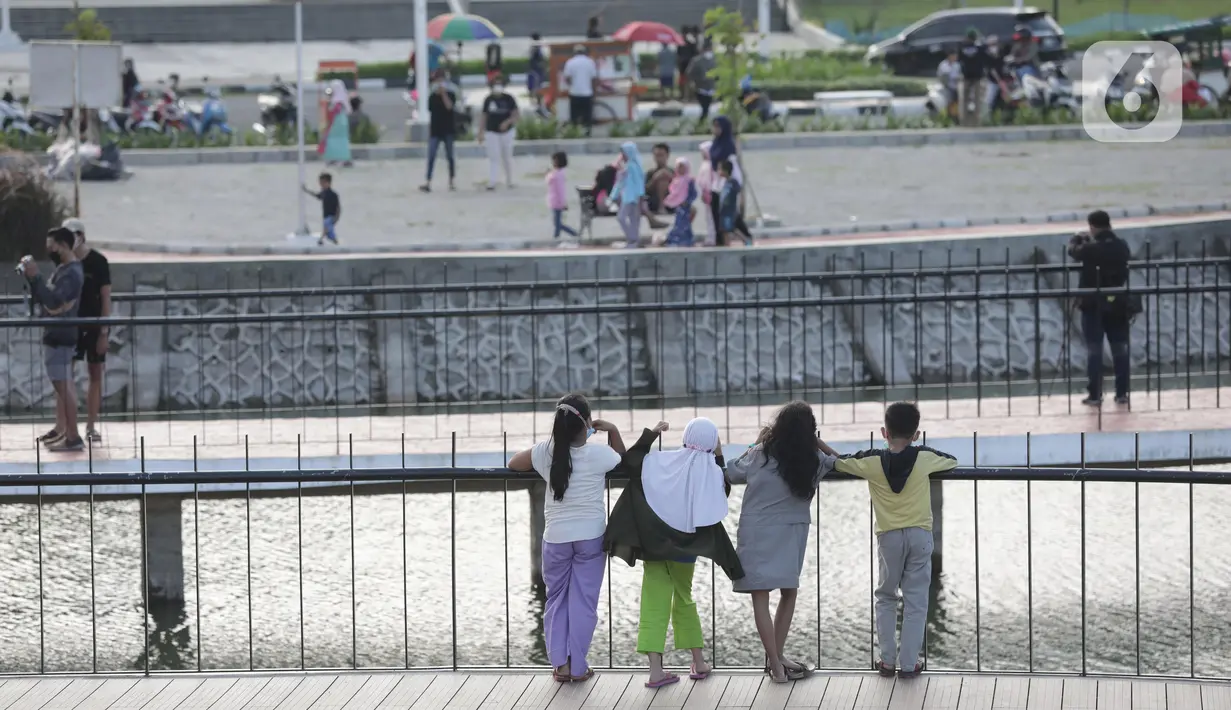 Warga saat menghabiskan waktu untuk menunggu berbuka puasa di Waduk Mookervart di Kalideres, Jakarta Barat, Minggu (9/5/2021). Waduk Mookervart tersebut dimanfaatkan oleh warga sekitar untuk ngabuburit atau menunggu waktu berbuka puasa tiba. (Liputan6.com/Angga Yuniar)
