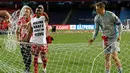 Kiper Bayern Munchen, Manuel Neuer dibantu rekannya membawa jaring gawang saat merayakan timnya meraih trofi Liga Champions usai mengalahkan PSG pada pertandingan final di stadion Luz di Lisbon (23/8/2020). Munchen menang tipis atas PSG 1-0. (AFP/Lluis Gene)