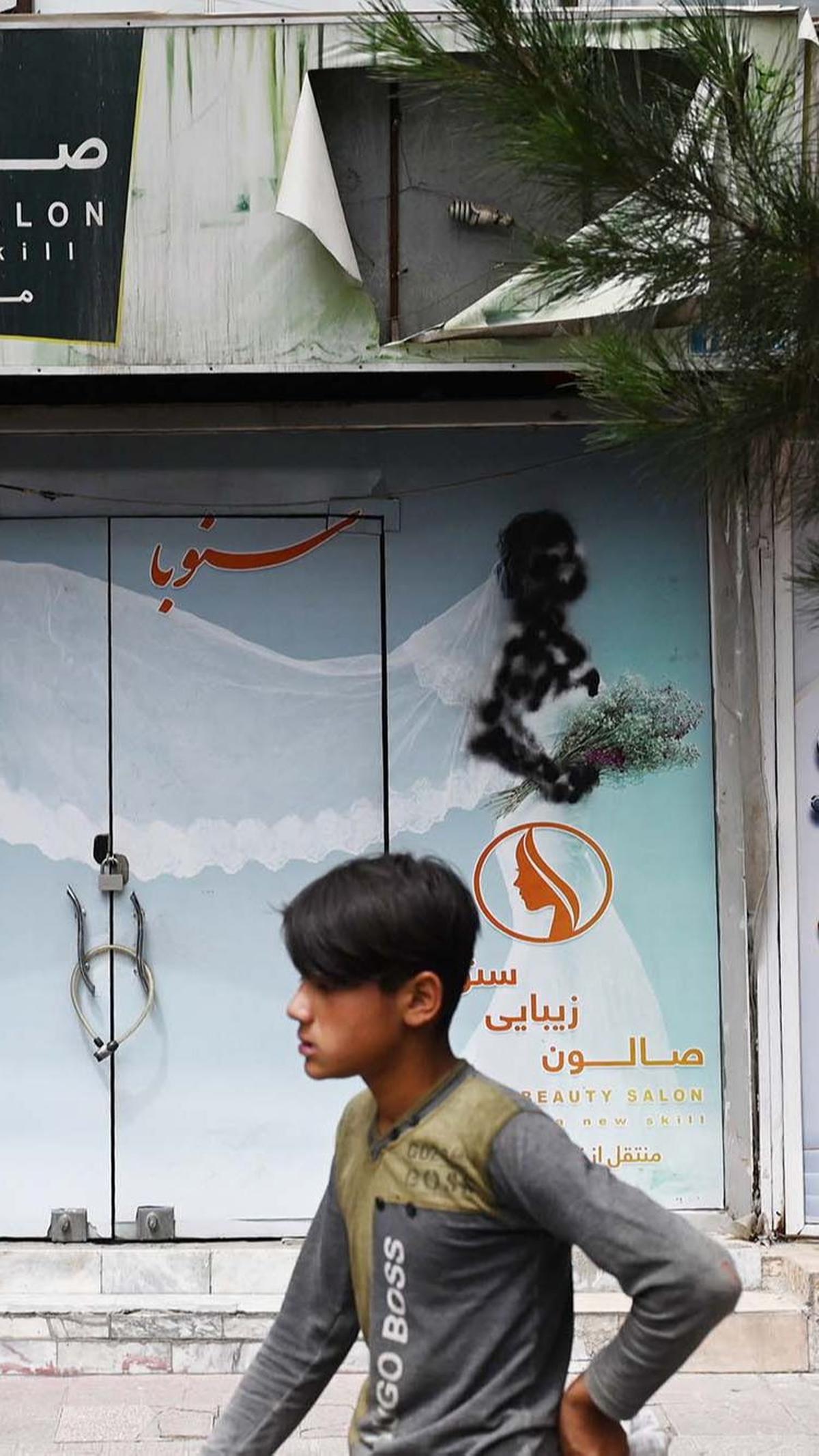 Taliban memerintahkan penutupan salon-salon kecantikan di seluruh Afghanistan. Hal itu diumumkan oleh kementerian moralitas Afghanistan sebagaimana dilansir Reuters (4/7).