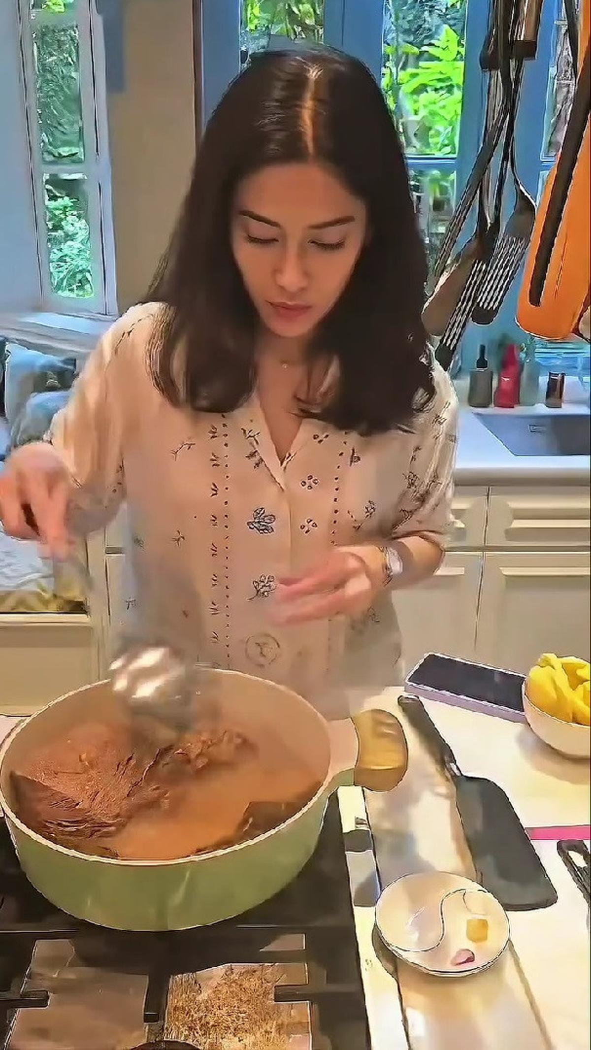 4 Potret Sederhana Dian Sastro Masak di Rumah, Penampilan Cantik Naturalnya Curi Perhatian