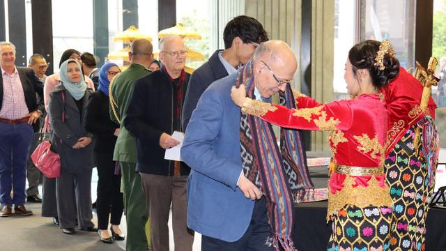 Pemberian cinderamata kepada tamu yang hadir dalam acara resepsi diplomatik antara Indonesia dan Selandia Baru. (Dok: Kemlu RI)