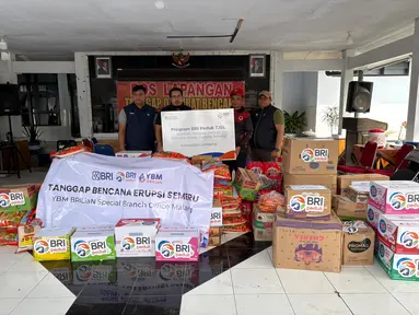 Petugas BRI menyerahkan paket bantuan darurat kepada warga di Desa Sumbersari, Lumajang, usai erupsi Semeru dan banjir lahar dingin melanda kawasan tersebut. (Foto:Dok.BRI)