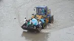 Sejumlah warga berada di ekskavator saat banjir melanda Taiyuan, Provinsi Shanxi, China, (20/7). Curah hujan terberat yang mengguyur China selama beberapa hari terakhir telah mengakibatkan banjir merendam sejumlah daerah. (REUTERS/Stringer)
