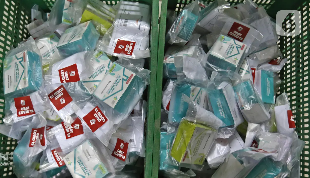 Paket obat COVID-19 berada dalam wadah di salah satu gerai ekspedisi SiCepat di Jalan K.S Tubun, Petamburan, Jakarta, Sabtu (17/7/2021). Pemerintah resmi membagikan 300 ribu paket obat gratis untuk pasien COVID-19 yang menjalani isolasi mandiri di Pulau Jawa dan Bali. (Liputan6.com/Herman Zakharia)