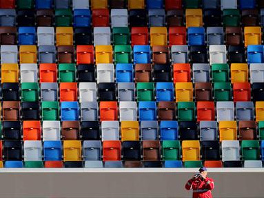 Seorang pria mengambil gambar sebelum pertandingan Liga Italia Serie A antara Udinese Vs Juventus di 'Dacia Stadium',  Udine, Minggu (17/1/2016).  (AFP Photo/Marco Bertorello)