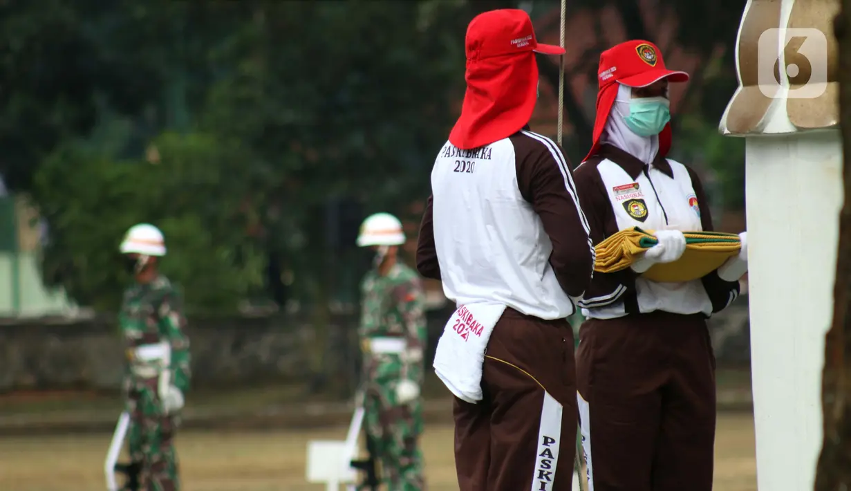 Anggota Pasukan Pengibar Bendera Pusaka (Paskibraka) melakukan saat latihan di Lapangan PP-PON, Jakarta, Selasa (11/8/2020). Latihan ini persiapan jelang pelaksanaan Upacara Peringatan 75 tahun Kemerdekaan Indonesia di Istana Negara, Jakarta. (Liputan6.com/Helmi Fithriansyah)