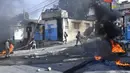 Ban terbakar setelah dibakar oleh pengunjuk rasa yang kesal dengan meningkatnya kekerasan di lingkungan Lalue, Port-au-Prince, Haiti, Rabu (14/7/2021). Presiden Haiti Jovenel Moise dibunuh pada 7 Juli. (AP Photo/Matias Delacroix)