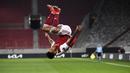 Striker Arsenal, Pierre-Emerick Aubameyang melakukan selebrasi usai mencetak gol ketiga timnya ke gawang Benfica dalam laga leg kedua babak 32 Besar Liga Europa 2020/21 di Georgios Karaiskakis Stadium, Kamis (25/2/2021). Arsenal menang 3-2 atas Benfica. (Eurokinissi via AP/Antonis Nikolopoulos)