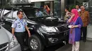 Plt Koordinator Unit Kerja Labuksi KPK Irene Putri menyerahkan barang sitaan ke Direktur Pelayanan Tahanan dan Pengelolaan Benda Sitaan dan Barang Rampasan Negara Wahidin di Jakarta, Selasa (30/1). (Liputan6.com/Herman Zakharia)
