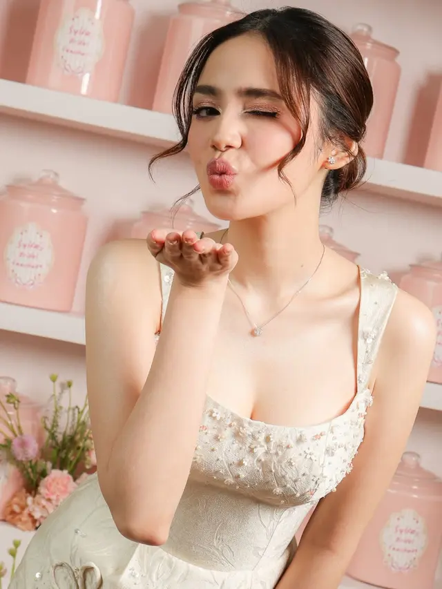 Pesona Bride-To-Be Syifa Hadju Dibalut Gaun Putih saat Gelar Bridal Proposal, Dapat Kejutan Manis dari El Rumi