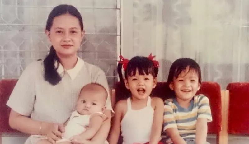 Farah Quinn bersama ibu dan dua saudaranya saat masih kecil  [foto: instagram/farahquinnofficial]