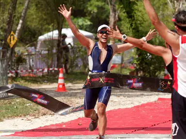 Peserta berlari ketika mengikuti Rhino Cross Triathlon 2018 di Kawasan Tanjung Lesung, Pandeglang, Banten, Minggu (30/9).  Rhino Cross Triathlon yang diikuti lebih dari 200 peserta ini mempertandingkan tiga kategori lomba (Liputan6.com/HO/Nick Hanoatubun)