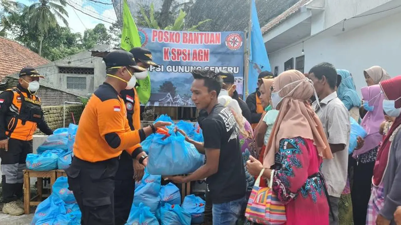 Sejumlah buruh menggelar aksi sosial membantu korban erupsi Gunung Semeru