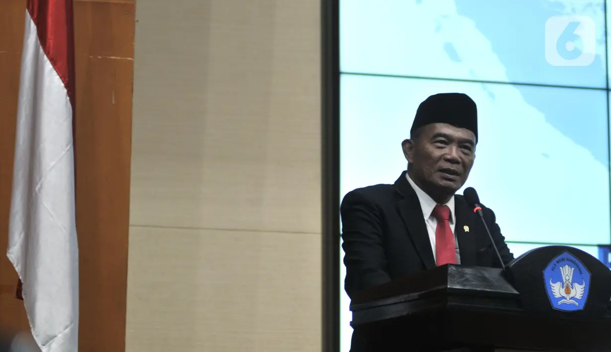 Mantan Menteri Pendidikan dan Kebudayaan (Mendikbud) Muhadjir Effendy memberikan sambutan dalam acara lepas sambut di Gedung Kemendikbud, Jakarta, Rabu (23/10/2019). Nadiem Makarim menggantikan Muhadjir Effendi yang sebelumnya menjabat sebagai Mendikbud. (merdeka.com/Iqbal Nugroho)