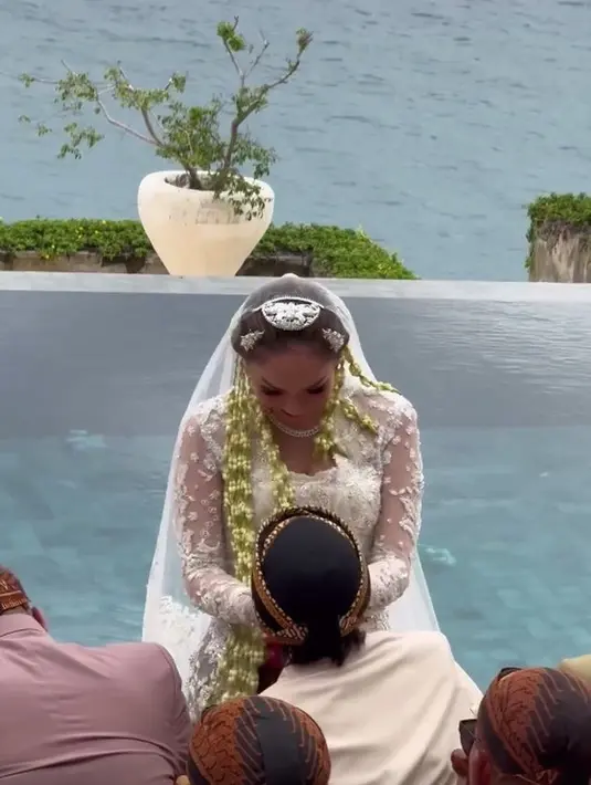 Anak semata wayang BCL dan Ashraf Sinclair ini turut berbahagia di hari pernikahan ibunya. [instagram.com/sellyraimantra]