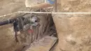 Sebuah terowongan bawah tanah yang digunakan gembong narkoba Joaquin "El Chapo" Guzman untuk menyelundupkan barangnya di Meksiko, Kamis (22/10). Polisi juga menyita 10 ton ganja dalam penggerebekan tersebut. (REUTERS/Mexico's Federal Police)