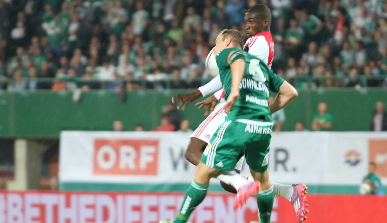Striker Ajax, Yaya Sanogo, berduel dengan bek Rapid Vienna, Mario Sonnleitner. (Bola.com/Reza Khomaini)