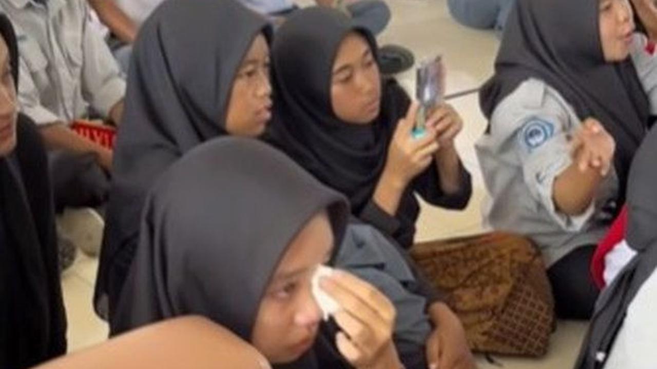 Beberapa siswi juga terlihat menangis saat perpisahan dengan Sonya, menciptakan momen yang penuh emosi.<br>