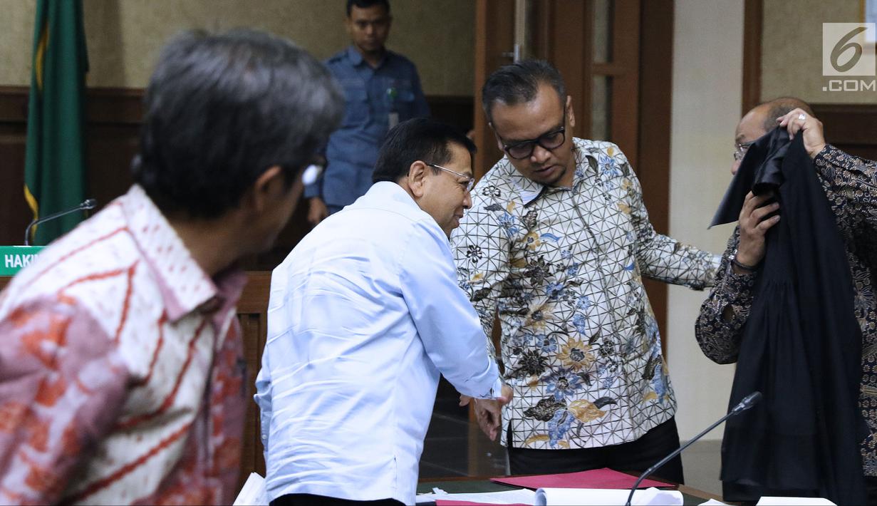 Terpidana korupsi e-KTP, Setya Novanto (kedua kiri) menyalami terdakwa Irvanto Hendra Pambudi saat jeda sidang lanjutan dugaan korupsi pengadaan e-KTPdi Pengadilan Tipikor, Jakarta, Selasa (18/9). (Liputan6.com/Helmi Fithriansyah)