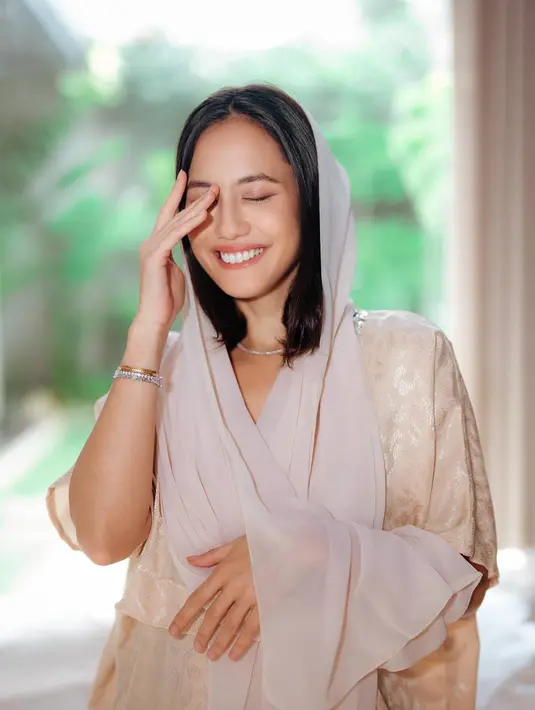 Melewati lebaran dan tampak masih sendiri, tidak sedikit para penggemar yang mendoakan Pevita untuk lekas menemukan jodoh. Banyak dari para netizen memberikan berbagai komentar kocak menawarkan diri untuk mengenalkan dirinya kepada orang tua netizen di rumah. (Liputan6.com/IG/@pevpearce)