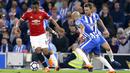 Pemain Manchester United, Anthony Martial (kiri) mencoba melewati kepungan para pemain Brighton pada lanjutan Premier League di AMEX Stadium, Brighton, (4/5/2018). MU kalah 0-1 dari Brighton. (Gareth Fuller/PA via AP)