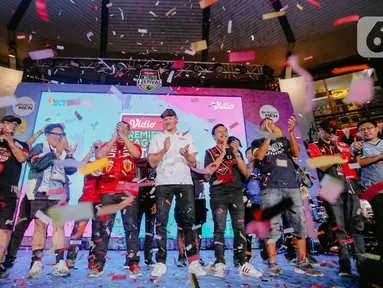 Kiper legendaris Manchester United, Peter Schmeichel, foto bersama fans saat menghadiri acara Vidio Premier League Festival di Cilandak Town Square, Jakarta, Sabtu (5/8/2023). (Liputan6.com/Faizal Fanani)