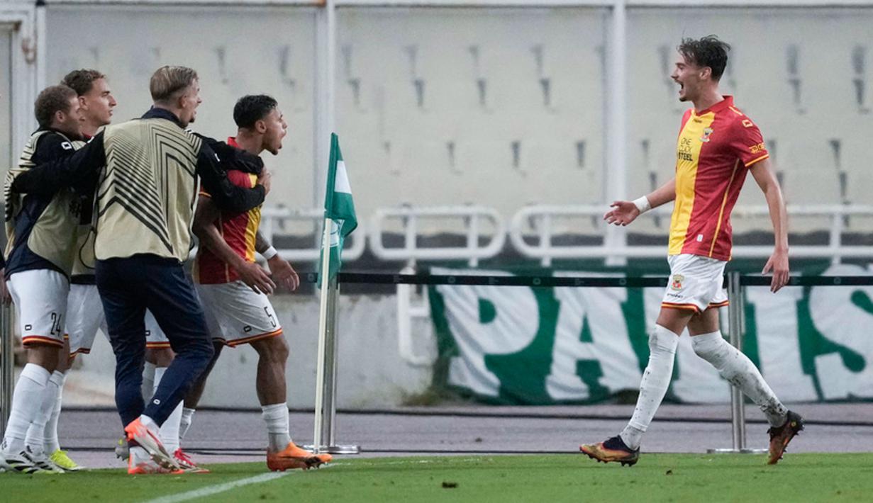 Dean James yang menjadi starter tampil dengan sangat luar biasa. Pemain benomor punggung 5 itu memberikan dua assist untuk Go Ahead Eagles. (AP Photo/Thanassis Stavrakis)