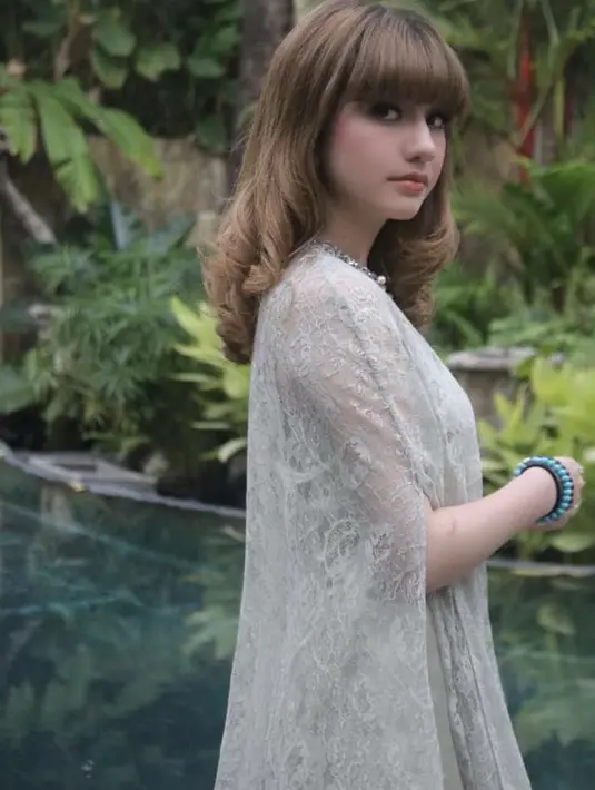 Dalam kesehariannya, Cassandra kerap berpenampilan girly. Ia mengenakan berbagai model koleksi dress yang dimilikinya. Terlebih, ia juga pandai memoleskan makeup di wajahnya. (Instagram/cassandraslee)