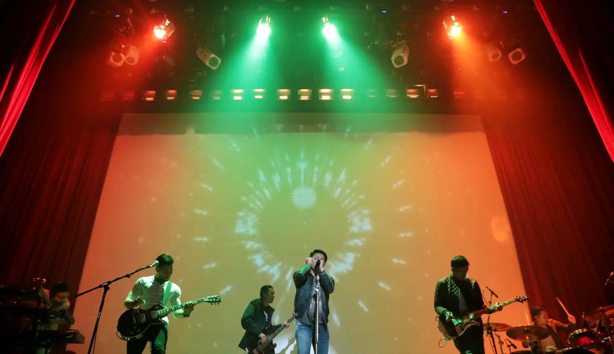 Grup yang digawangi oleh Ariel CS, NOAH, baru saja merilis single ketiganya berjudul Cinta Bukan Dusta. Single diambil dari album kompilasi Kami Mengenangmu Rinto Harahab. (Adrian Putra/Bintang.com)