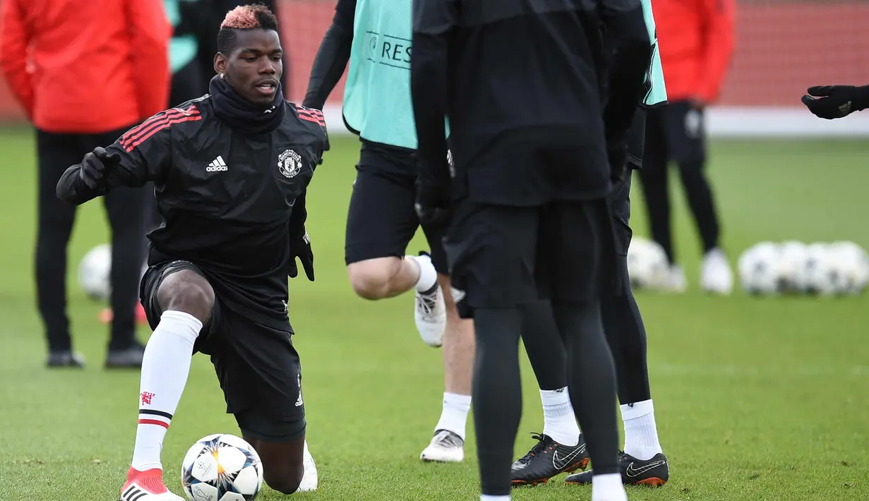 Gelandang Manchester United, Paul Pogba berusaha mengontrol bola saat mengikuti sesi latihan tim  jelang menghadapi Sevilla pada babak 16 besar Liga Champions di kompleks pelatihan klub, Carrington, Manchester, Inggris (20/2). (AFP Photo/Oli Scarff)