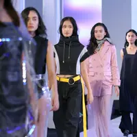 Desain streetwear yang variatif meramaikan fashion show ini. (Sumber foto: Daniel Kampua/Bintang.com)