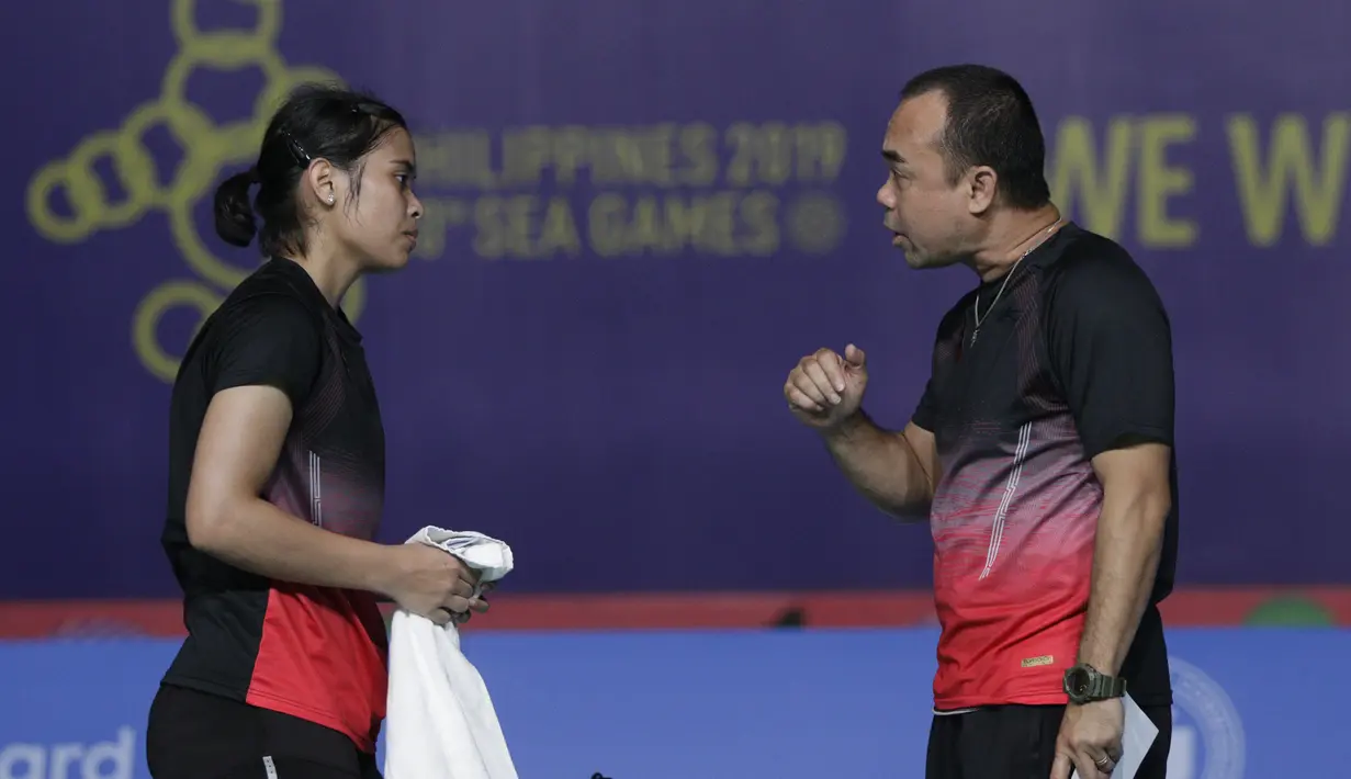 Pebulutangkis Indonesia, Gregoria Mariska, mendapatkan instruksi saat melawan Ratchanok Intanon pada final beregu putri SEA Games 2019 di Muntinlupa Sports Complex, Manila, Selasa (3/12). Kalah 1-3, Indonesia hanya meraih perak. (Bola.com/M Iqbal Ichsan)