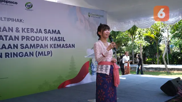 PepsiCo Indonesia bersama Bali Waste Cycle mengolah sampah kemasan plastik multilapis dari produk makanan ringan menjadi papan nama dan penunjuk arah di Taman Kota Sewaka Dharma di kawasan Lumintang, Denpasar pada Jumat (19/9/2026).