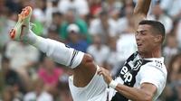Aksi Cristiano Ronaldo saat pertandingan persahabatan antara Juventus A dan tim B di Villar Perosa, Italia utara, (12/8). Ronaldo mencetak gol usai menerima umpan panjang yang dilepaskan Federico Bernardeschi. (AFP Photo/Isabella Bonotto)