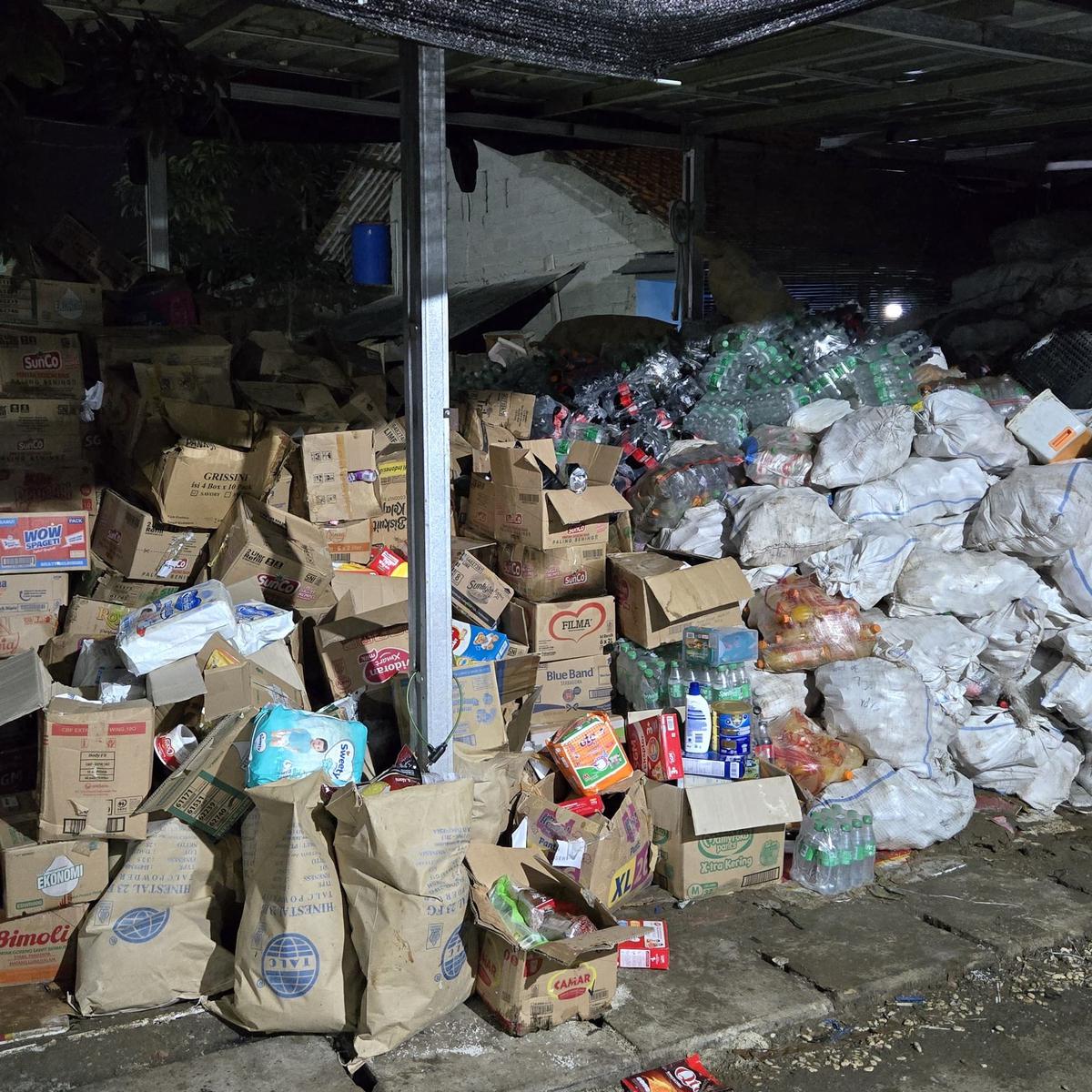 barang bukti produk makanan kedaluwarsa diedarkan ulang satpol pp