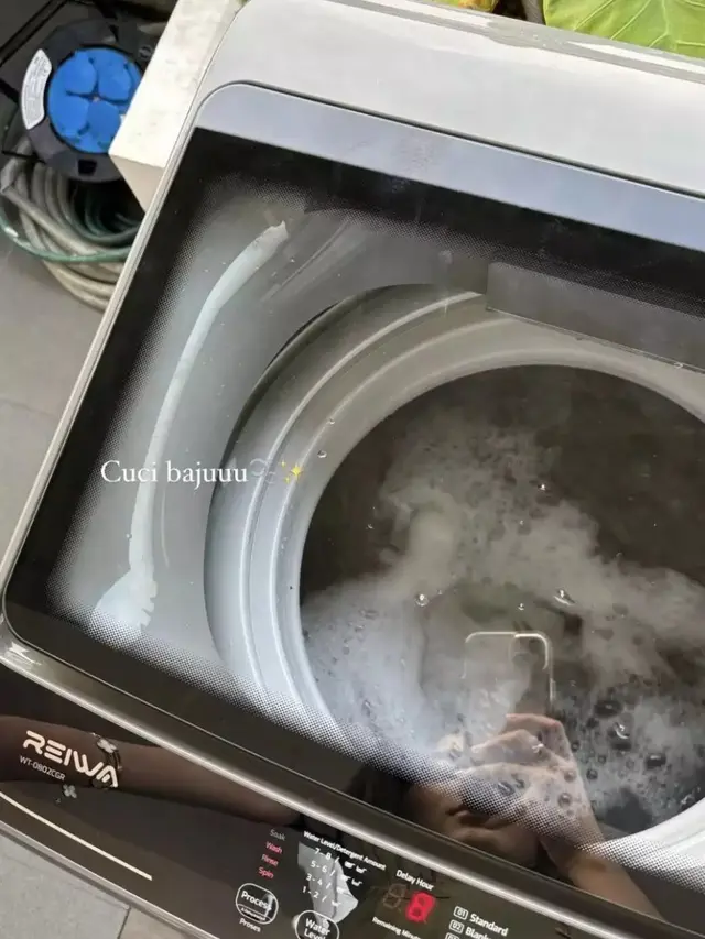 Potret Azizah Salsha cuci baju Pratama Arhan (Sumber: Instagram/@azizahsalsha_)